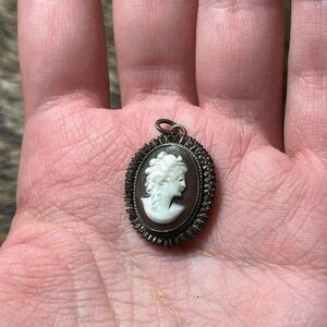 Vintage/antique sterling silver shell cameo pendant
